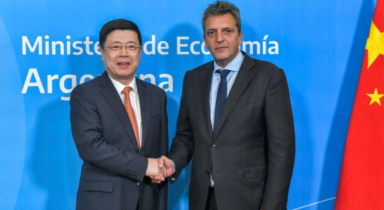 Argentine Economy Minister Sergio Massa and Chinese Ambassador in Argentina Zou Xiaoli. Source: TELAM.