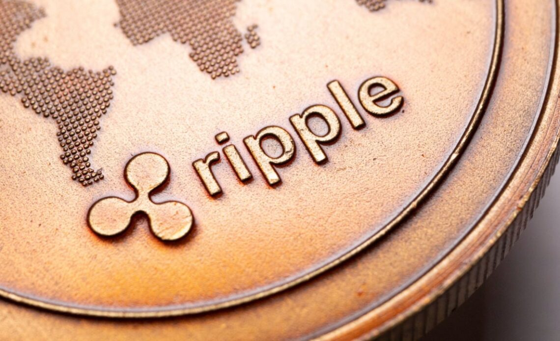 XRP, SOL Move 5% Lower to Start the Week – Market Updates Bitcoin News