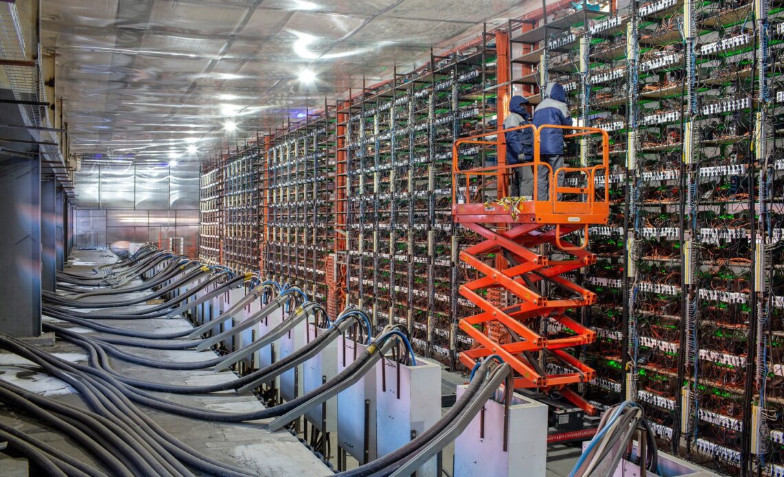 Analyst Uncovers BlackRock Long Interest In Bitcoin Mining